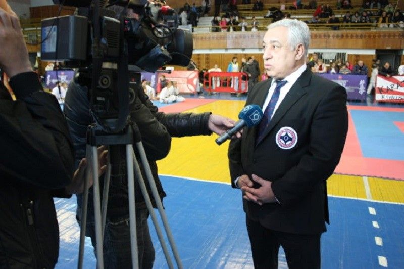 Стулья, деньги и столы — легко ли быть благотворителем в Украине 11