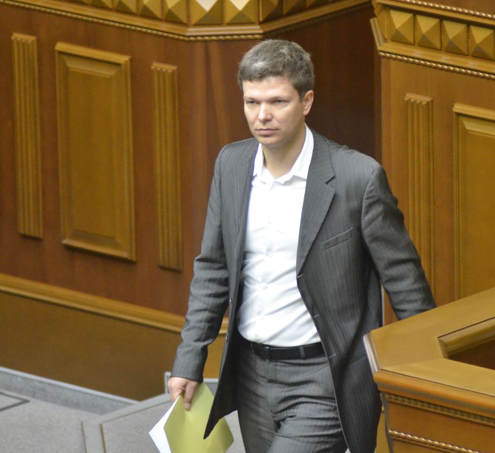 Нардепы, безработные, телеведущие, миллионеры: кто от Киева штурмует Раду 19