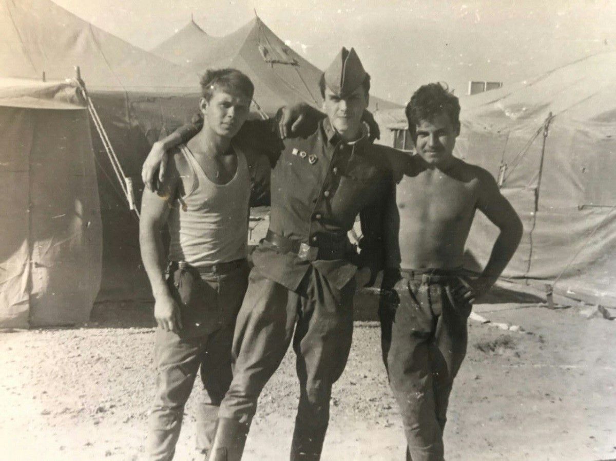 На полигоне с друзьями. Олег Кужман в центре