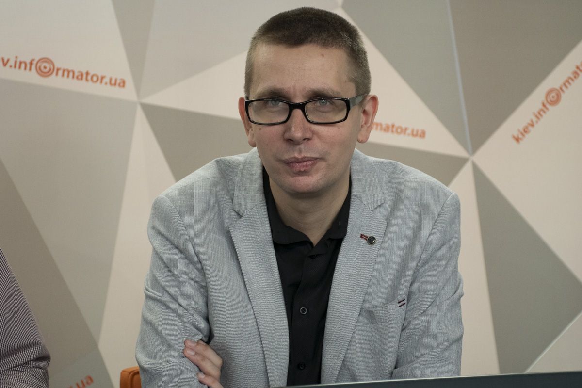 Николай Спиридонов считает, что избиратели Зеленского не воспринимают президента без "сильной руки" width="1200" height="800"><figcaption> Николай Спиридонов считает, что избиратели Зеленского не воспринимают президента без "сильной руки"
</figcaption></figure></p><p>Небольшую позитивную динамику имеет «Оппозиционная платформа – За життя». Стремительно растет рейтинг партии «Голос», поскольку сам Вакарчук много гастролирует по стране, а кое-где выступает даже бесплатно, что добавляет рейтинга его партии, хотя на концертах он, понятно, никого за себя не агитирует.
</p><p>Рейтинг «Батькивщины» растет потихоньку за счет последних выступлений Юлии Тимошенко и ее личного обаяния. «Гражданская позиция» прибавила в рейтинге за счет удачной рекламы в Интернете. Кроме того, начались обострения на фронте, а люди вспоминают, что Анатолий Гриценко – человек военный с большим опытом, что также идет ему и его партии на пользу.
</p><p>Стремительный рост рейтинга «Украинской стратегии Гройсмана» объясняется, видимо, тем, что бренд «Украинская стратегия» начинает у избирателей ассоциироваться с самим Гройсманом, а отношение к нему в народе неплохое.
</p><p>«Европейская солидарность» наоборот теряет в рейтинге, и даже уже возникает вопрос: пройдет ли партия в парламент вообще. Тут главную роль играет антирейтинг в народе самого Петра Порошенко. А также и антирейтинг персон, входящих в партийный список «Европейской солидарности».
</p><p>Объединение «Оппозиционного блока» с партией мэров дало первым некоторый прирост в рейтинге. Опять же за счет жителей тех городов, где любят своих мэров. И это дает партии шансы на прохождение в Верховную Раду. Меньше шансов на это у «Силы и чести» Игоря Смешко, «Радикальной партии Олега Ляшко». Практически нет таковых у «Самопомощи», «Аграрной партии», «Свободы». Но рейтинги – рейтингами, а решит все же приход избирателей на участки, особенно тех, кто со своим выбором уже определился четко», - рассказал Николай Спиридонов.
</p><p></p><p style="text-align: right;">Алексей Логинов</p></body></html>