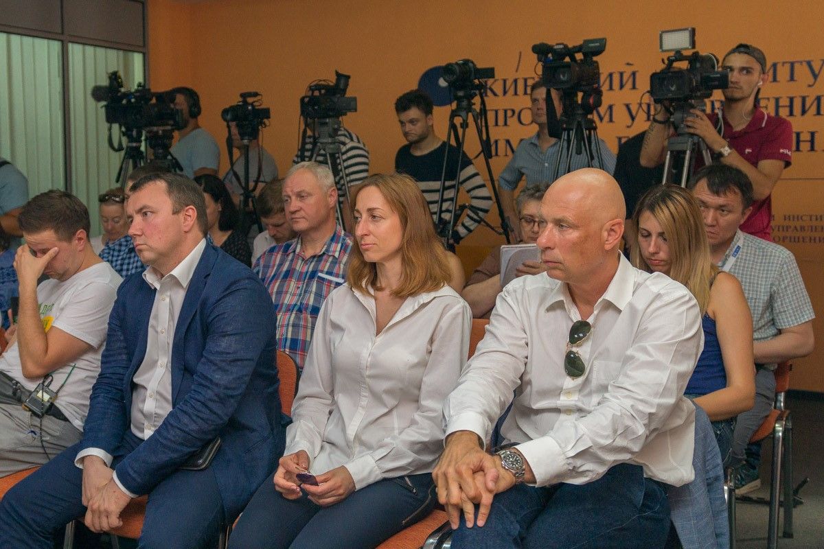 На пресс-конференции Разумкова в Днепре обещали представить мажоритарщиков от «Слуги народа», но не сложилось 2