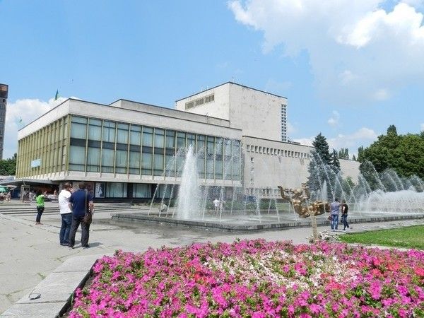 Фонтаны каждый год в летнюю жару дарят днепрянам прохладу