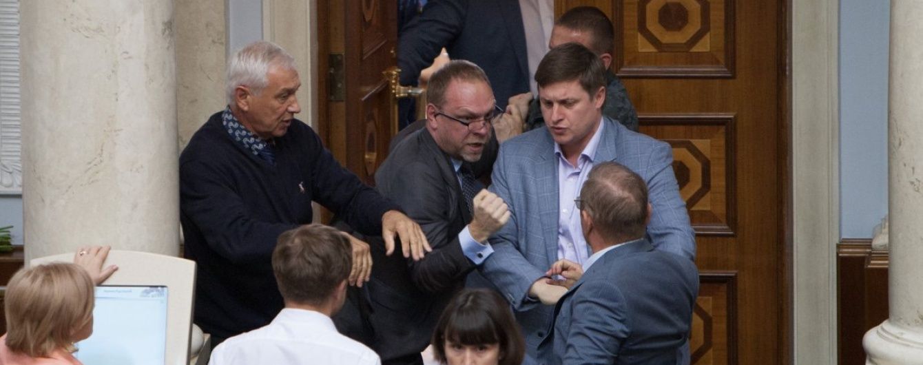 Сергей Власенко в центре драки