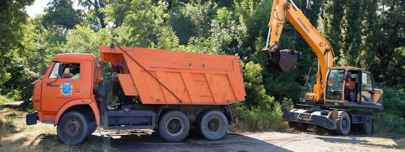 У Дніпрі розчищають дренажно-паводкову канаву в лісопарку Дружби