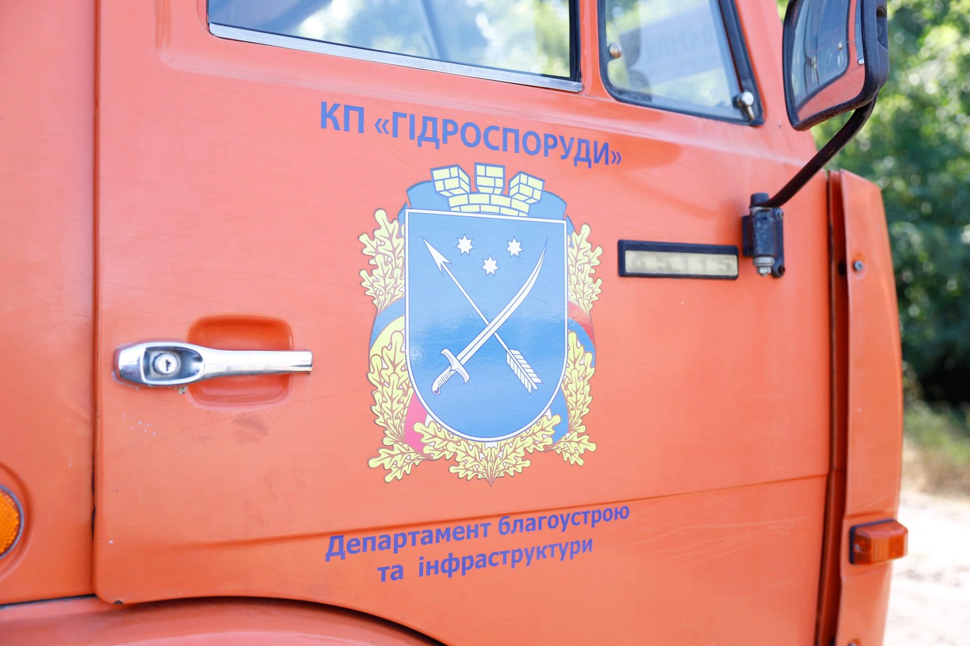 У Дніпрі розчищають дренажно-паводкову канаву в лісопарку Дружби 3