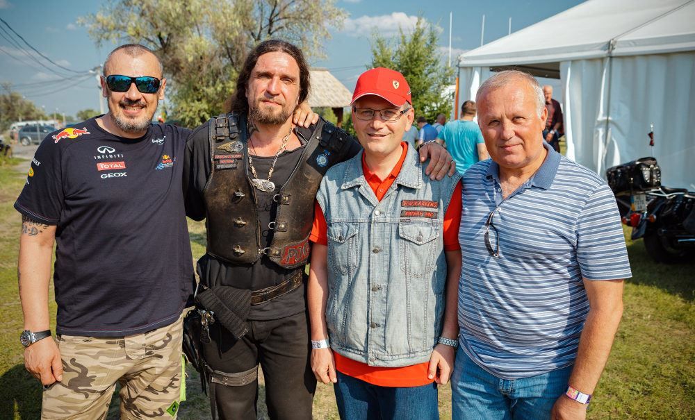 По центру - Александр Вилкул и байкер "Хирург" width="1000" height="605"><figcaption> По центру - Александр Вилкул и байкер "Хирург"</figcaption></figure></p><p>№3 в списке – любитель «красного словца» и мэр Харькова, кандидат наук по государственному правлению <strong>Геннадий Кернес</strong>.</p><p class="youtube-iframe-container"><iframe width="420" height="315" src="//www.youtube.com/embed/YzkGud3r44o" frameborder="0" allowfullscreen class="youtube-iframe"></iframe></p><p>№4 в списке – мэр Одессы <strong>Геннадий Труханов</strong>. Бывший <a href="https://www.pravda.com.ua/rus/news/2019/02/14/7206684/">гражданин</a> Российской Федерации, который получил паспорт без своего ведома.</p><p>№15 в списке – бывший мэр Харькова и бывший губернатор Харьковской области <strong>Михаил Добкин</strong>. Недавно харьковский политик основал партию христианских социалистов, но почему-то свернул этот проект. Вспомним его видео с поздравлением харьковчанам при участии Геннадия Кернеса (осторожно, мат!):</p><p class="youtube-iframe-container"><iframe width="420" height="315" src="//www.youtube.com/embed/q3z2wheJWyk" frameborder="0" allowfullscreen class="youtube-iframe"><input name="thumbnail_loc" value="https://i.ytimg.com/vi/q3z2wheJWyk/default.jpg" type="hidden"><input name="title" value="Мэр города Харькова Михаил Добкин" type="hidden"><input name="description" value="Предвыборная речь мэра города Харькова!  Всем встать!!!" type="hidden"><input name="player_loc" value="//www.youtube.com/embed/q3z2wheJWyk" type="hidden"></iframe></p><p>№34 в списке партии – бывший председатель Центральной избирательной комиссии <strong>Михаил Охендовский</strong>. Его <a href="https://www.radiosvoboda.org/a/news/29290988.html">обвиняли</a> в получении взяток на 160 тыс. долл. из «черной бухгалтерии» Партии регионов. Журналисты ТСН уже <a href="https://youtu.be/NKF8kmWG-aY">показывали</a> его дом.</p><p></p><h2><strong>Сила людей</strong></h2><p>Активисты этой партии креативно подошли к донесению ключевого сообщения своей избирательной кампании на таких вот фотографиях:</p><p><figure class="image"><img class=" wp-image-45618 aligncenter" src="https://cdn.informator.ua/@prod/media/money/2023/10/20/6531db81e8b9b.jpg" alt="Украинизаторы, Иво Бобул и нудисты: кто баллотируется в Верховную Раду Украины 7" width="629" height="352"><figcaption></figcaption></figure></p><p>На фото лидер партии Александр Солонтай, народные депутаты Остап Еднак и Наталья Веселов, партийцы Роман Михайлов и Ксения Гнатовская якобы хотят продемонстрировать открытость партии перед избирателями.</p><p>А еще в партии есть борец за трезвость – руководитель Луганского областного правозащитного центра «Альтернатива» и бывший депутат Алчевского горсовета (2010-2015), а также бывший активист движения «Трезвая Украина» <strong>Валерий Новиков</strong>. По его <a href="http://tvereza.info/contacts/person.php?id=novikov_v&lang=ru">словам</a>, он никогда не курил и бросил употреблять алкоголь сразу по завершению университета.</p><p></p><h2><strong>Партия «Патриот»</strong></h2><p>№5 в списке партии – известный украинский эстрадный певец, композитор, педагог, народный артист Украины <strong>Иво Бобул</strong>. Работает также преподавателем вокала в Национальной академии руководящих кадров культуры и искусств. Выпустил 6 музыкальных альбомов.</p><p class="youtube-iframe-container"><iframe width="420" height="315" src="//www.youtube.com/embed/8qQL_zu41CY" frameborder="0" allowfullscreen class="youtube-iframe"></iframe></p><p>№27 – певец, телеведущий, режиссер <strong>Сергей Файфура</strong>. Известен своими нестандартными песнями и клипами на тему российско-украинской войны.</p><p class="youtube-iframe-container"><iframe width="420" height="315" src="//www.youtube.com/embed/QJRhJhlWEbM" frameborder="0" allowfullscreen class="youtube-iframe"><input name="thumbnail_loc" value="https://i.ytimg.com/vi/QJRhJhlWEbM/default.jpg" type="hidden"><input name="title" value="Сергій Файфура - БАНДЕРА" type="hidden"><input name="description" value="Автор та виконавець - Сергій Файфура. 
Друзі, сподіваюсь вам сподобався мій кліп, ставте "Like" та підписуйтесь на мій канал!


Слова пісні "Бандера" 
Вишневий цвіт, як білий сніг, ліг на поріг
Хурделить ніжністю пелюсток поміж вік
Земля воскресла, я вдивляюся на схід
А за вікном в кровавих чоботях сусід

приспів:

Да, да, да…
Да чё ты смотришь,бл@, бандера на меня
Твою весну я разрисую с калаша
И не спасёт тебя ни Меркель, ни США
Там где Европа была,  будет Россия
И я, и я, и я, и я.

І я шаную це життя, як Божий дар
Я знаю вистачить трави для всіх отар
Лише не знаю скільки треба Божих днів
Щоб відділити би ягнят від баранів

приспів:

І я все ж вірю у весну в твоїй душі
І ми зустрінемось з тобою намежі
І в мене в гостях ти нап’єшся досхочу
Й на твоїм газі я зварю тобі борщу

приспів:

Да, да, ты..
Ты провоцируешь бандера, бл@, меня
Твою весну я разрисую с калаша
И не спасёт тебя ни Меркель, ни США
Там где Европа была, будет Россия
И я, и я, и я, и я, и стоп!

Да что ж ты с пушками Россия  на меня
Там где Европа ты не будешь никогда
Не верь ни в Лысого, ни в главного Попа
Знай Україна є і буде – Європа!

І я в це вірю,
І ми в це вірим,
Вір і ти!

🎤🎧🎼🎹🎷🎺🎸🎻 📢🔔 🎵🎶

🎷 Підпишись на мій канал, герой! https://goo.gl/RnfCyV

🎹 Facebook https://goo.gl/KdxOi3

Організація концертів:
✉️ Ser.Faifura@hotmail.com
☎️  +38 068 794 56 99
📞 Viber +38 068 777 54 65 


🎼 Партнерська программа YouTube https://goo.gl/cFqobb

🎵 © Весь аудіовізуальний контент на каналі захищенно відповідно статті 21—25 Закону України «Про авторське право та суміжні права»" type="hidden"><input name="player_loc" value="//www.youtube.com/embed/QJRhJhlWEbM" type="hidden"></iframe></p><p>А кандидат №134 в списке <strong>Руслан Оруджев</strong> инициировал <a href="https://petition.president.gov.ua/petition/64116">петицию</a> на сайте Президента Украины с просьбой запретить телеканалу «1+1» вновь показывать развлекательное шоу «Сваты».</p><p></p><p style="text-align: right;">Дмитрий Чернышев</p></body></html>