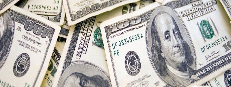 Почему в Украине подешевел доллар и стоит ли его покупать