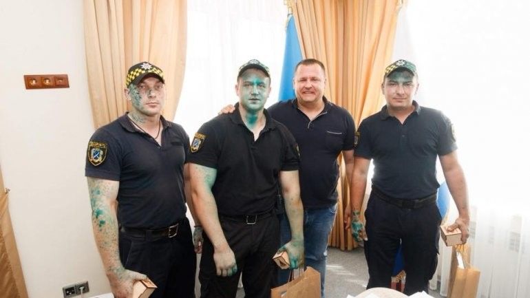 Борис Филатов наградил пострадавшую от зеленки «варту»