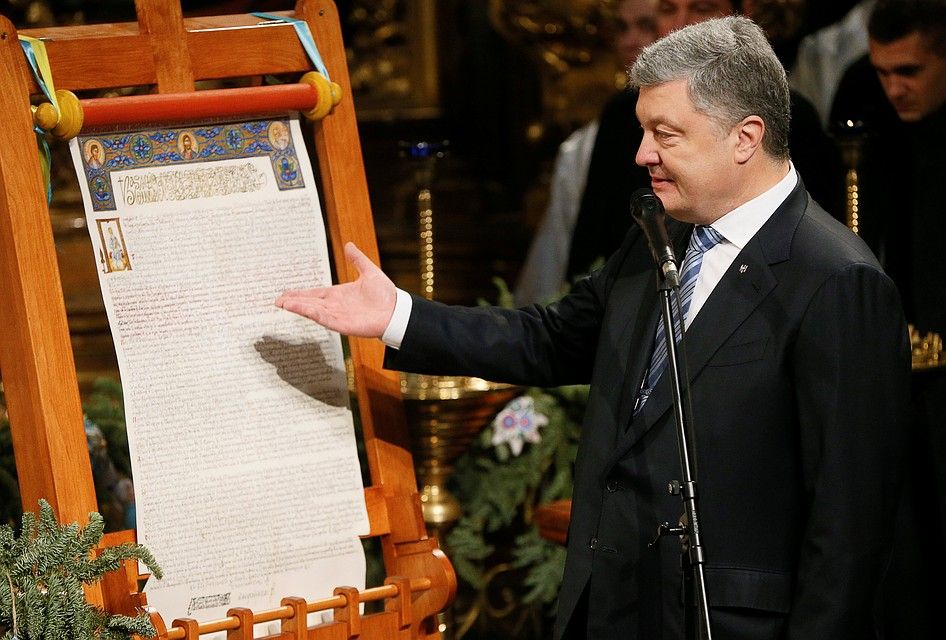 Верховная Рада как и президент Порошенко больше запомнились темой религии и церкви, нежели законами для роста экономики