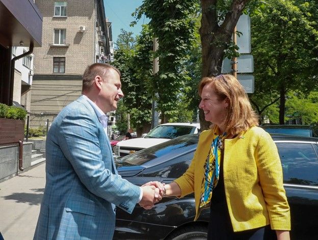 Мэр Днепра имеет обширные связи с представителями США в Украине. На фото - Борис Филатов и временная поверенная в делах США в Украине Кристина Квин