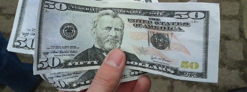 В Киеве в очередной раз сняли арест с летающих долларов Укргазвидобування