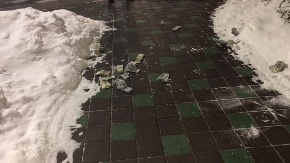 В Киеве в очередной раз сняли арест с летающих долларов Укргазвидобування 1