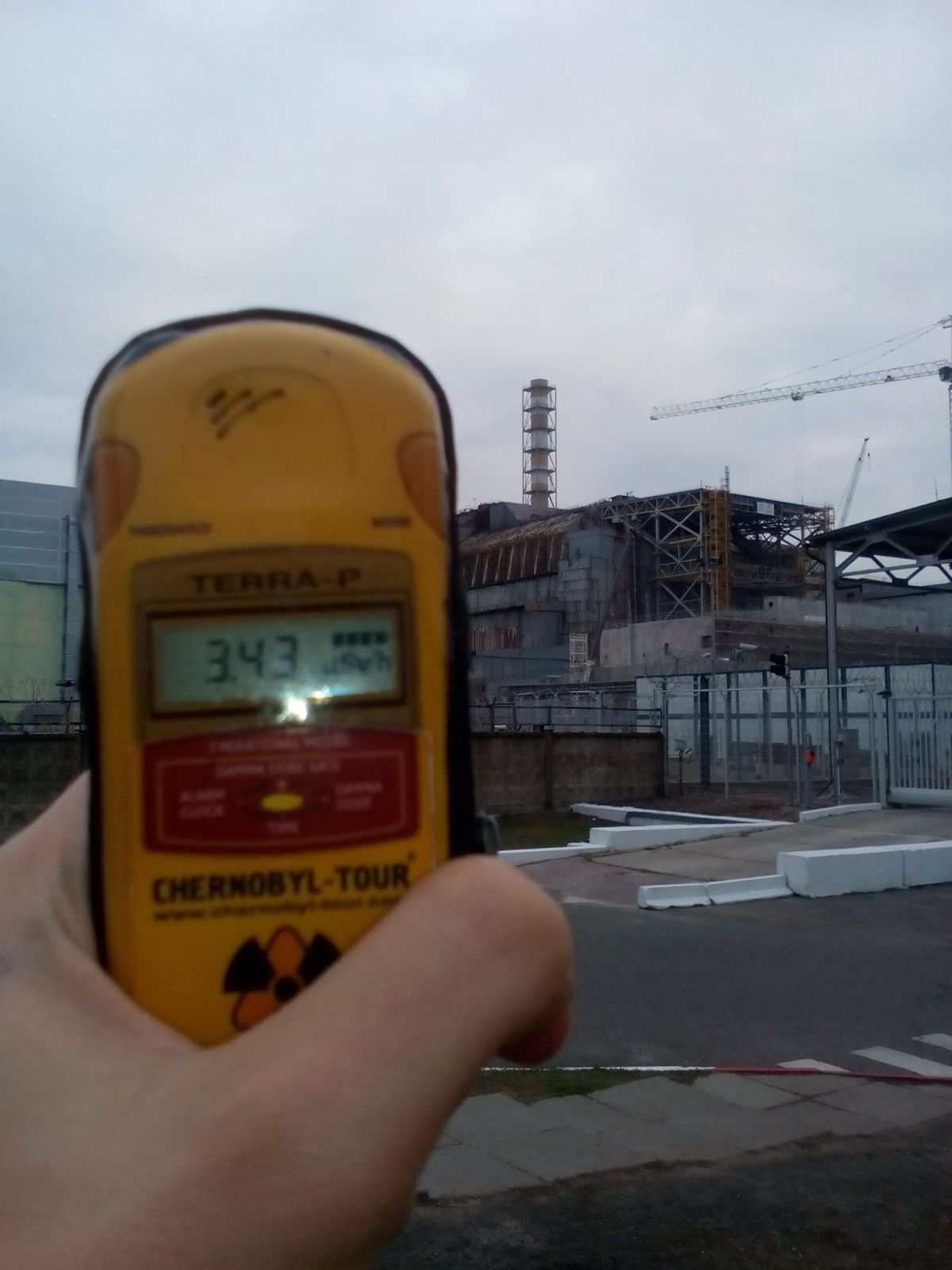 Для сравнения - в 2016 году, до установки защитной Арки над 4 энергоблоком Чернобыльской АЭС дозиметр вблизи станции показывал 3,43 мЗвт/ч.