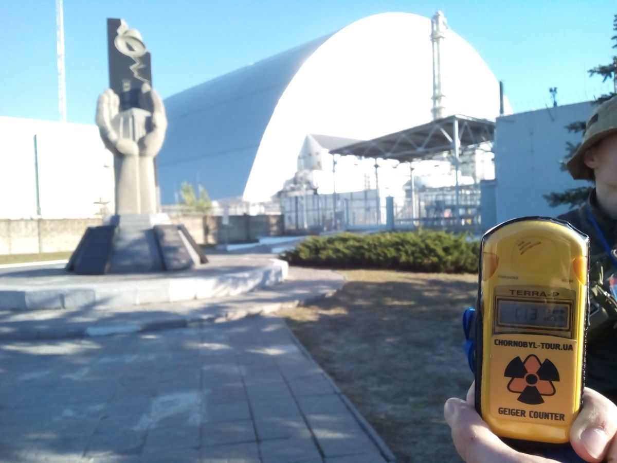 А уже после установки защитной Арки, дозиметр показывал 1,13 мЗвт*ч. В свою очередь в Кривом Роге на заводе зафиксировали уровень в 4,4 мкЗв.
