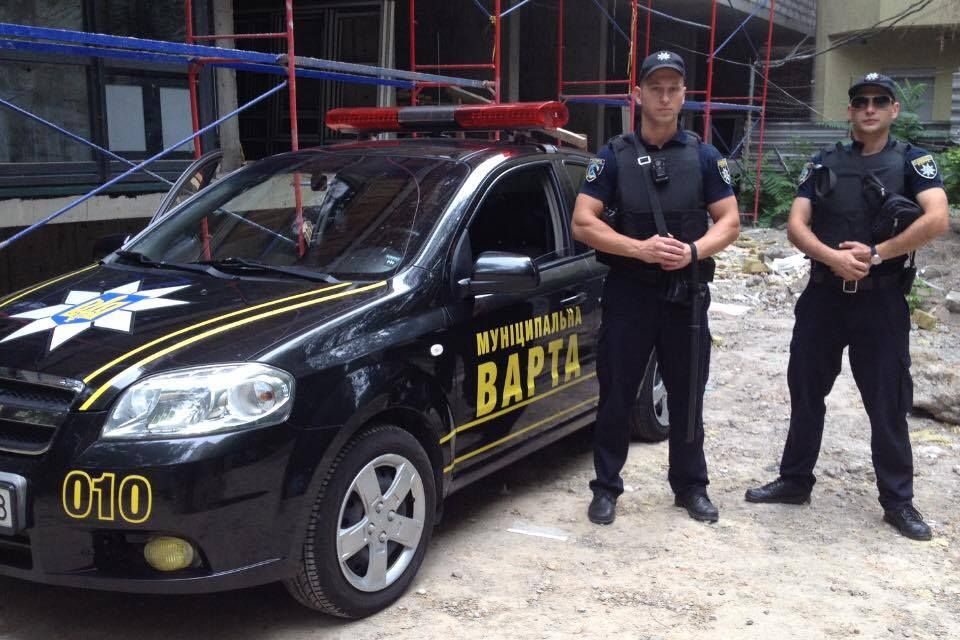 Сейчас в Днепре правопорядок и патрулирование города обеспечивает полиция и КП горсовета "Муниципальная варта". При этом полицию горсовет финансирует, но она ему не подчиняется