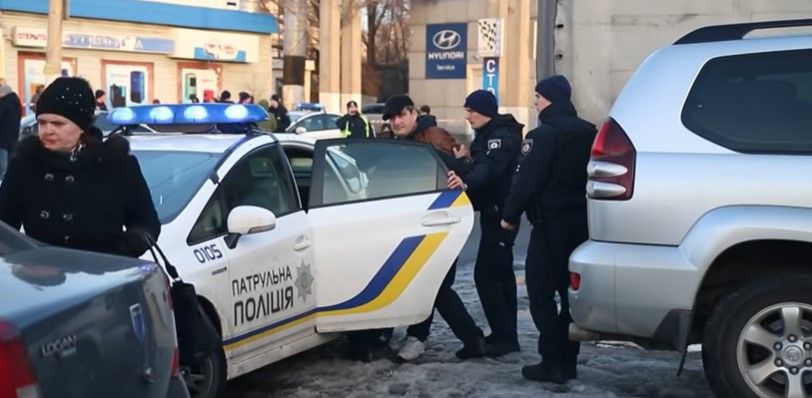 Задержанный в коричневой куртке и кепке - Роман Дарсания