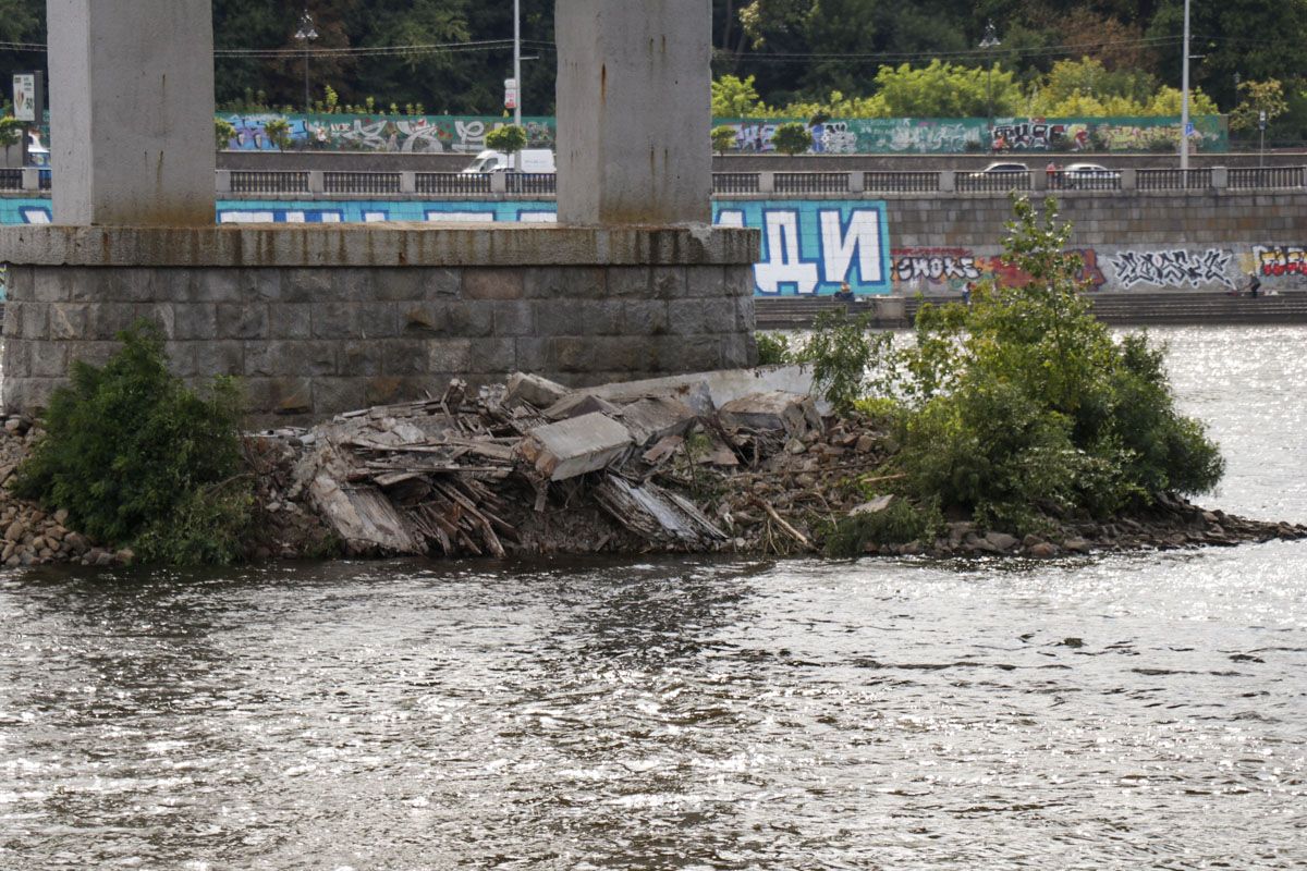 Бетонные блоки упали в воду и на насыпь