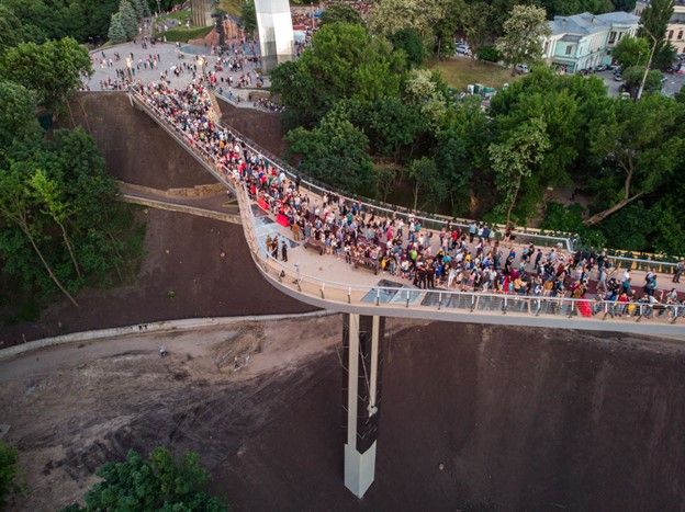 После открытия мост пошел трещинами