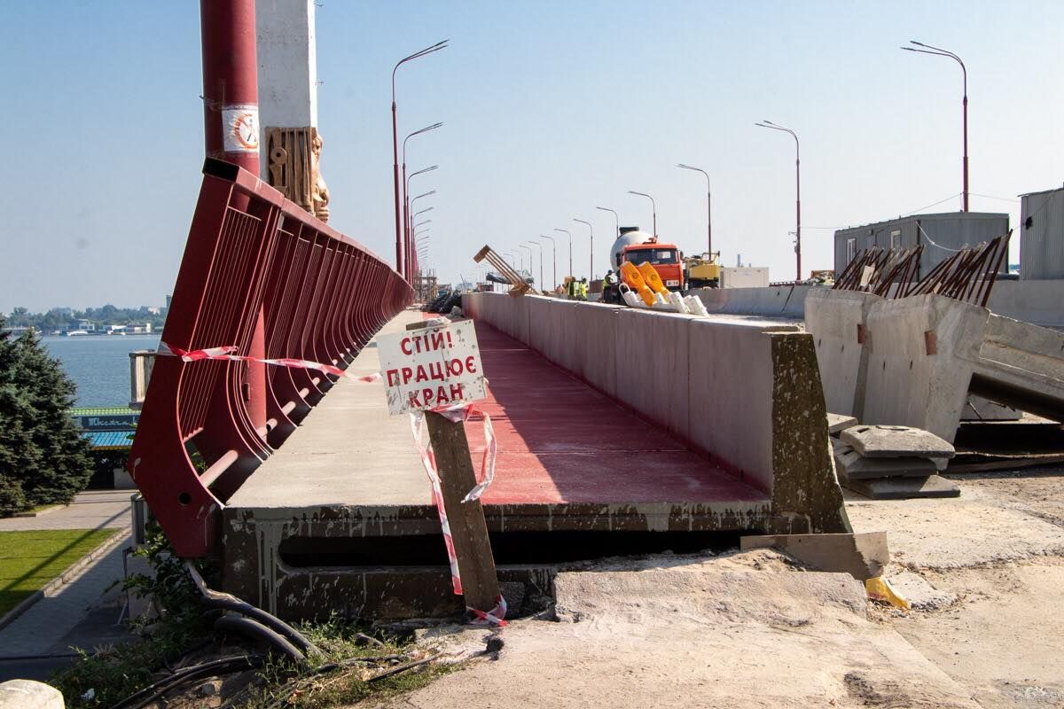 Новый мост в Днепре закрыли на ремонт
