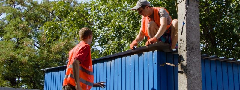 Дістали і за парканом: у Дніпрі демонтували наливайку, що знаходилася на самозахопленій території