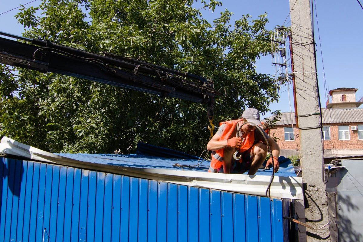 Дістали і за парканом: у Дніпрі демонтували наливайку, що знаходилася на самозахопленій території 1