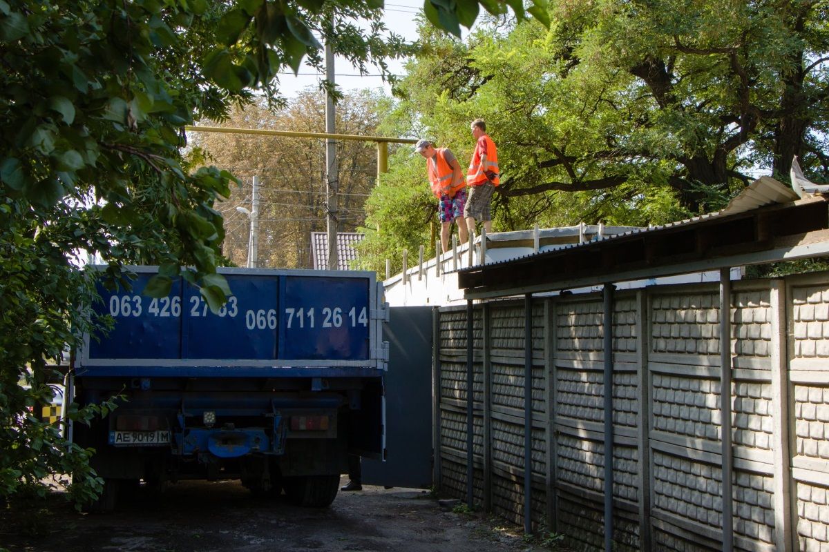 Дістали і за парканом: у Дніпрі демонтували наливайку, що знаходилася на самозахопленій території 2