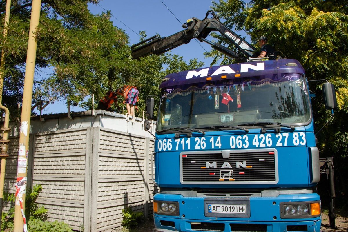 Дістали і за парканом: у Дніпрі демонтували наливайку, що знаходилася на самозахопленій території 3