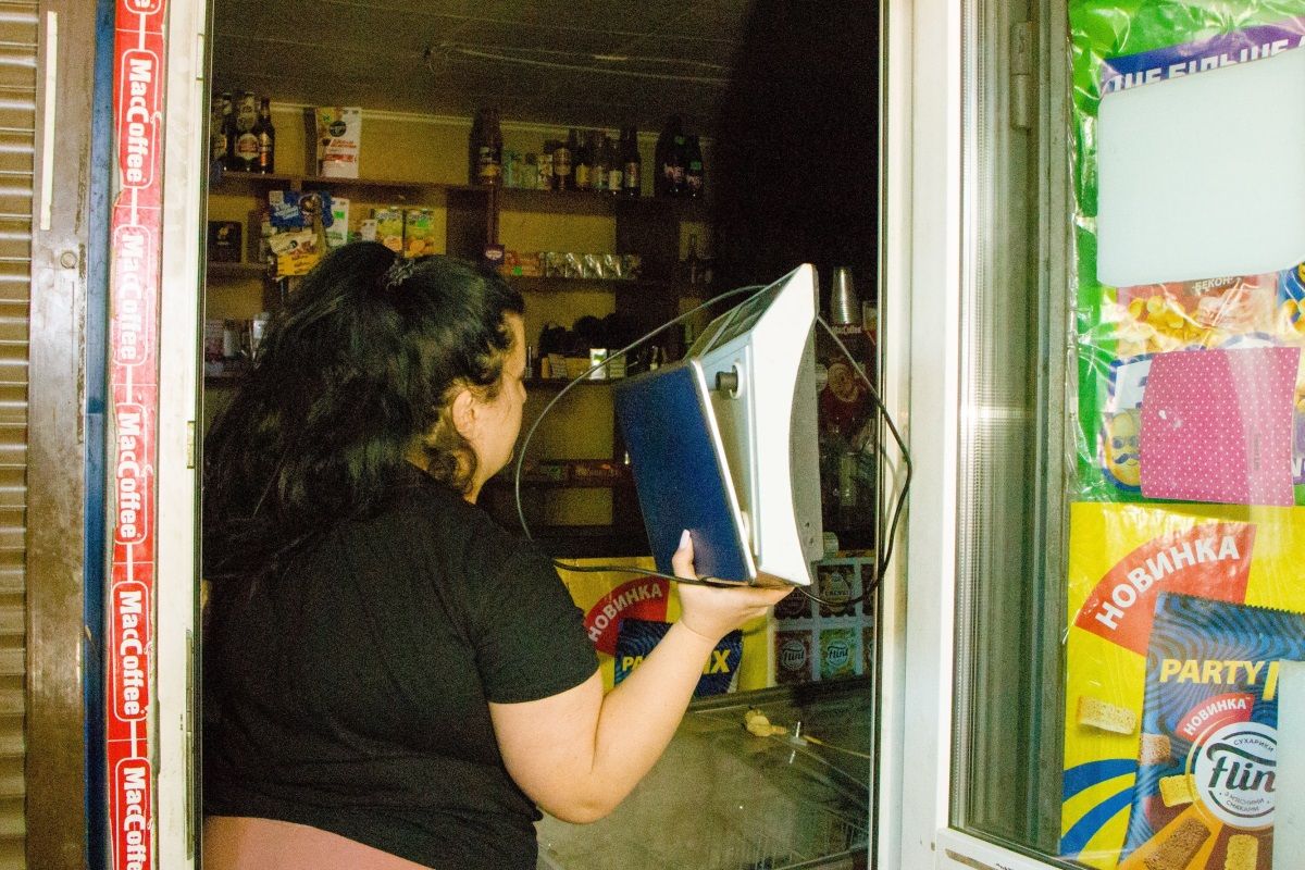 Дістали і за парканом: у Дніпрі демонтували наливайку, що знаходилася на самозахопленій території 4