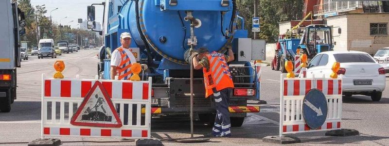 У Дніпрі продовжують планово розчищати дощоприймачі та водозливні колектори