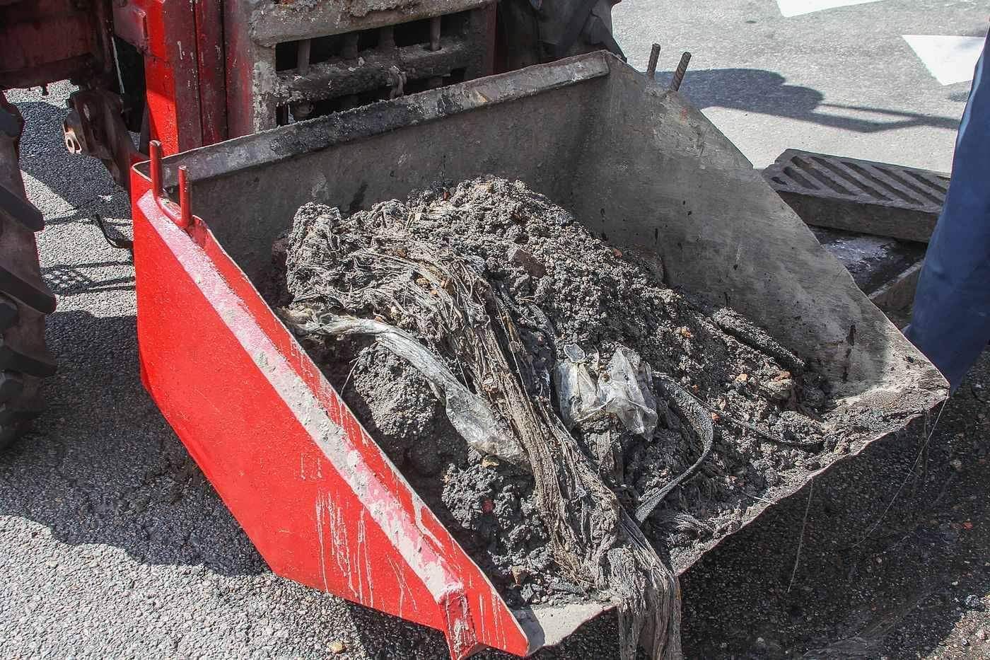 У Дніпрі продовжують планово розчищати дощоприймачі та водозливні колектори 1