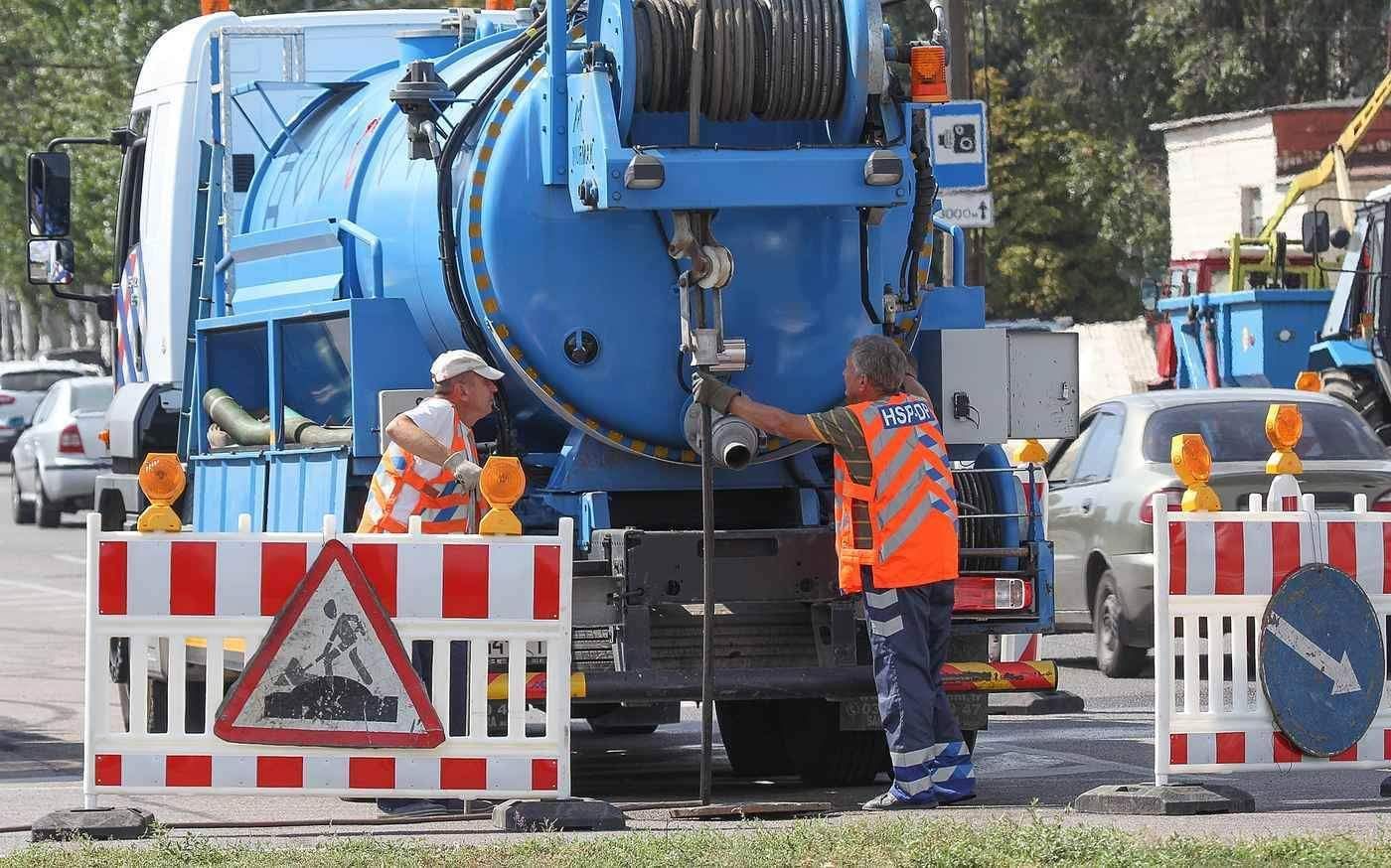 У Дніпрі продовжують планово розчищати дощоприймачі та водозливні колектори 2