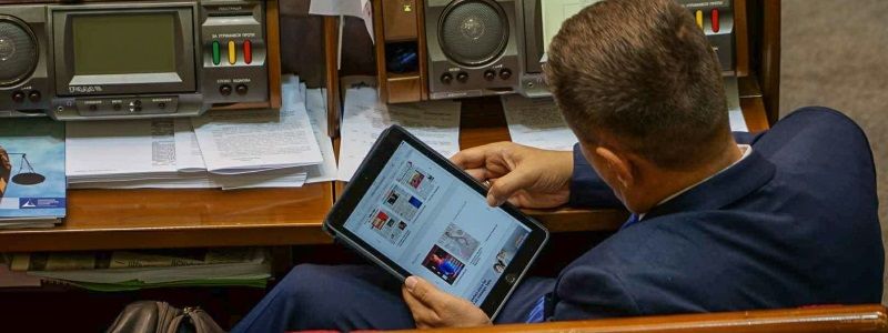 Окей, как написать закон: в Верховной Раде для депутатов создадут электронного помощника