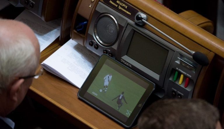 Мы очень надеемся, что депутаты будут чаще обращаться к чат-боту в своей работе, а не вести себя как "папередники" width="768" height="443"><figcaption> Мы очень надеемся, что депутаты будут чаще обращаться к чат-боту в своей работе, а не вести себя как "папередники"</figcaption></figure></p><p></p><h2><strong>Как он будет работать</strong></h2><p>По словам эксперта по вопросам искусственного интеллекта Украинского института будущего Антона Семенова, данный электронный помощник депутата разработан на базе мессенджера Телеграмм.</p><p>«Этот чат-бот призван сократить время поиска народным депутатом тех или иных документов, ответов на массу вопросов из специализированных баз данных, из справочников по нормативной документации, а также при использовании определенных электронных систем, с которыми работают народные депутаты при выполнении своих функциональных обязанностей.</p><p>На данный момент этот бот уже может подсказать народному депутату, как правильно оформить своих помощников, какие документы надо изготовить и куда их нести, показать, какие залы отведены под заседания определенных комитетов. Тут же пользователь может найти нужную информацию о законотворческой деятельности, об используемой там терминологии, подсказать, как правильно работать с системой электронного заседания в комитетах. Естественно, в режиме реального времени депутат может узнать о заседаниях в сессионном зале или комитетах на следующий день и их повестке дня», - сообщил Антон Семенов.</p><p>Далее он продемонстрировал, как этот чат-бот работает. Паролем входа в систему является номер мобильного телефона народного депутата, его помощника или консультанта, а также сотрудников Рады, которым доступ в чат-бот разрешен. Если такого номера в его базе данных нет, то посторонний человек в чат-бот не войдет.</p><p>Войти в чат-бот можно не только с персонального компьютера или ноутбука, но также со смартфона или любого иного мобильного устройства, имеющего подключение к Интернету.</p><p><figure class="image"><img class=" wp-image-48005 aligncenter" src="https://cdn.informator.ua/@prod/media/money/2023/10/20/6531dd863dbbc.jpg" alt="Окей, как написать закон: в Верховной Раде для депутатов создадут электронного помощника 3" width="1240" height="580"><figcaption></figcaption></figure></p><p></p><h2><strong>Чат-бот поможет готовить законопроекты по европейским стандартам</strong></h2><p>По словам главы IT-управления Верховной Рады Украины Алексея Сидоренко, данный инструмент – первый шаг на пути цифровой трансформации Верховной Рады Украины.</p><p>«Мы его видим проводником по сложным бюрократическим и организационным процессам, которыми надо очень быстро овладеть и народным депутатам 9 созыва, и их помощникам, и консультантам. А также проводником по дебрям законотворческого процесса и регламента Верховной Рады, определенным действующим законодательством и нормативно-правовыми актами, которые регулируют порядок подготовки законопроектов.</p><p>Меня лично вдохновил на участие в проекте опыт многих парламентов других стран, например, Бразилии, где с весны этого года имеют лучшие на данные момент достижения по внедрению искусственного интеллекта в законодательный процесс. Думаю, Верховная Рада Украины не станет исключением на этом пути, и данный инструмент будет успешно служить внедрению искусственного интеллекта в законотворческий процесс.</p><p>В ближайшее время он обогатится учебными видеоматериалами, которые помогут народным депутатам, их помощникам и консультантам, сотрудникам секретариатов комитетов достаточно легко пройти курс обучения работе с инновационными информационными платформами Верховной Рады Украины: интегрированной системой «Электронный законопроект», например. В прошлую пятницу там зарегистрирован первый в истории Украины электронный законопроект, который зарегистрировал народный депутат Украины 8 созыва Алексей Мушак.</p><p>Также уже в наш чат-бот заложено больше 9000 законодательных терминов на украинском языке, которые уже сверены с их европейскими аналогами, что позволит создавать законопроекты уже по европейским стандартам», - рассказал Алексей Сидоренко.</p><p></p><p style="text-align: right;">Алексей Логинов</p></body></html>