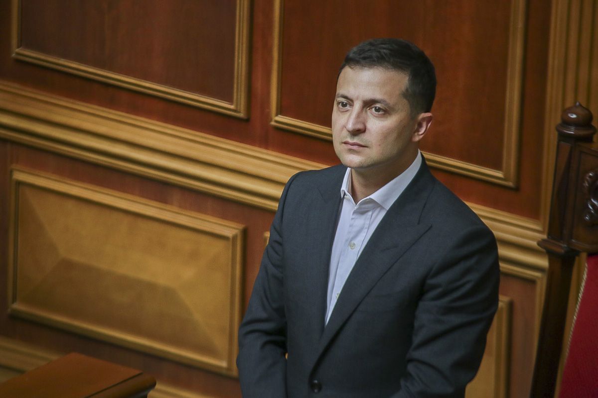 Зеленский смотрит на Слуг Народа