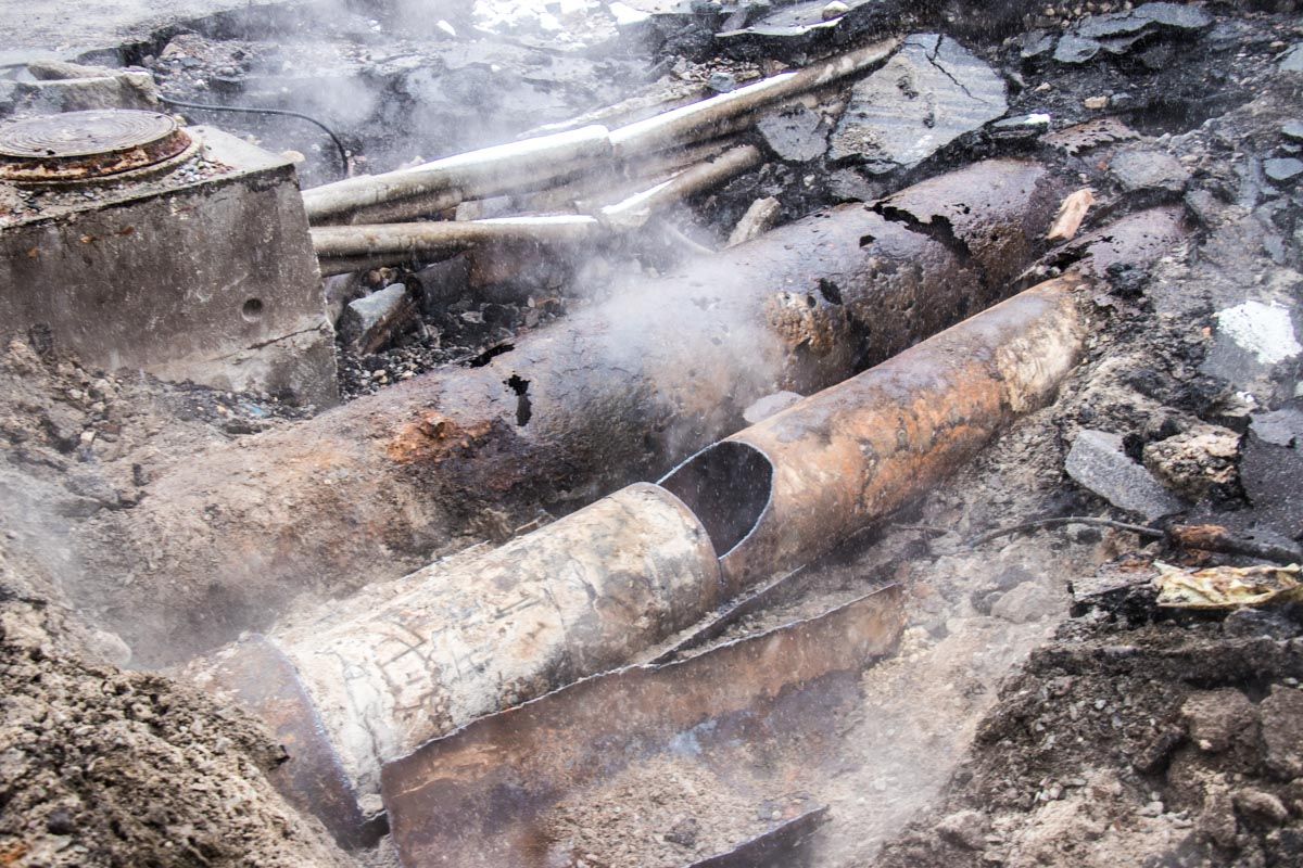 Одна из главных задач для уменьшения потребления энергии - отремонтировать дырявые коммуникации