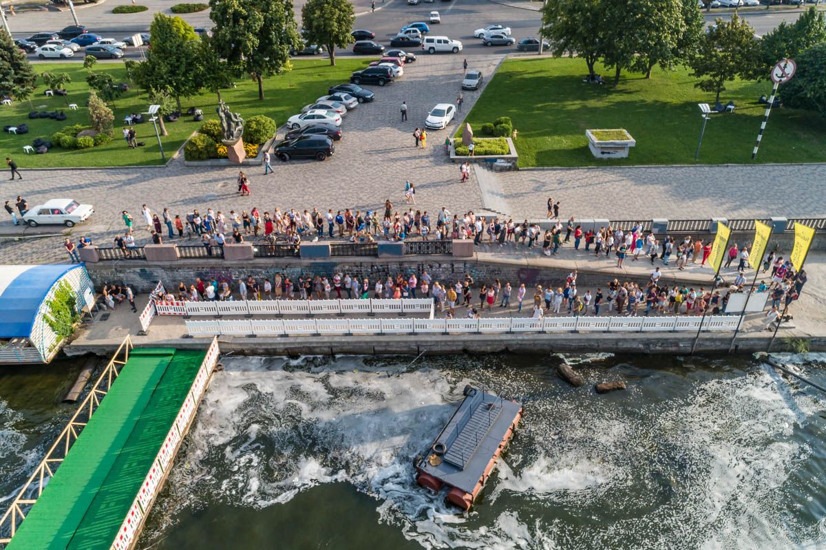 Огромные очереди стояли и стоят по оба берега Днепра