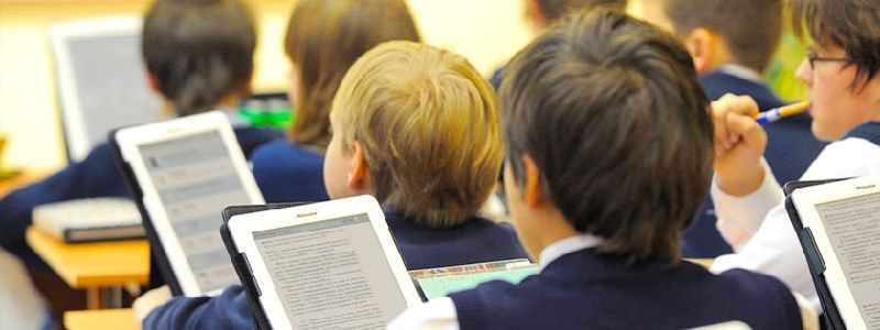 Скандал с учебниками: почему школьники Днепра ходят с полупустыми портфелями