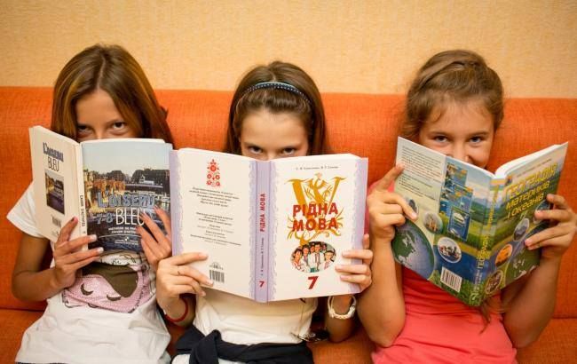 Скандал с учебниками: почему школьники Днепра ходят с полупустыми портфелями 3