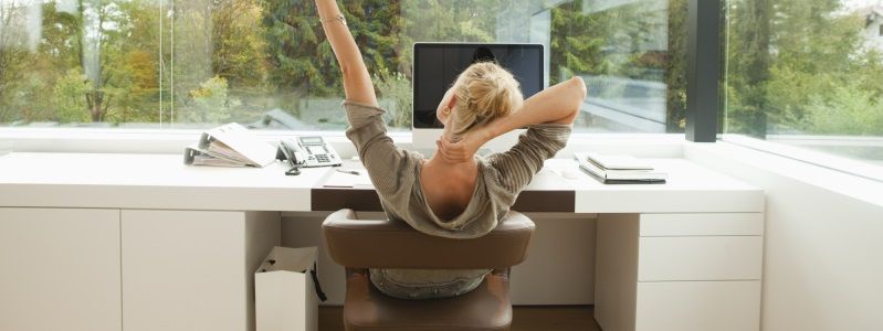 В Днепре врач рассказал, как работая в офисе, сохранить позвоночник