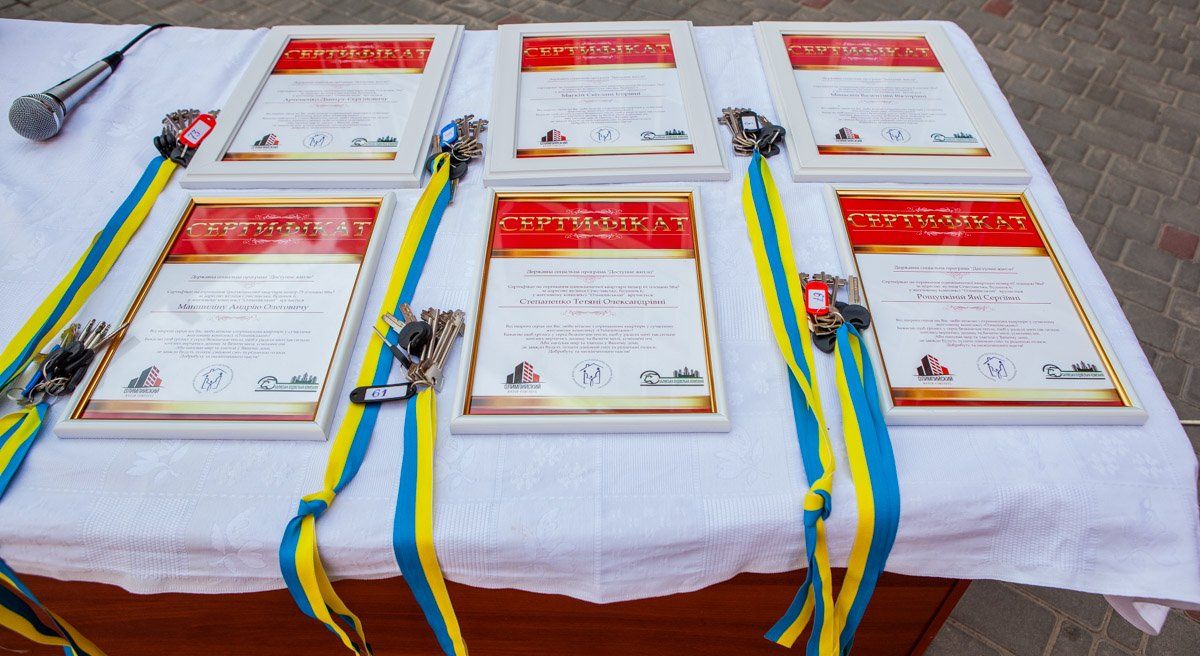 А ведь так гладко начиналось. Ленточки с ключами от квартир...