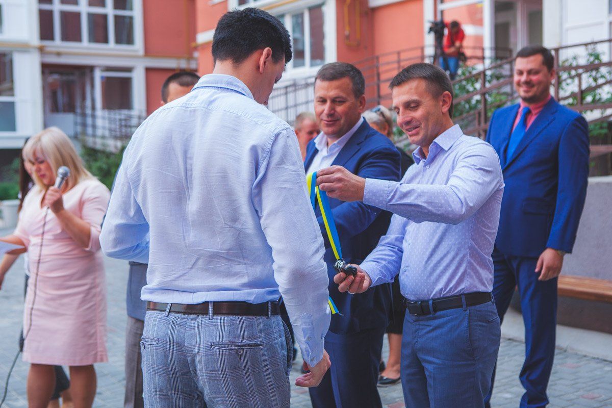 ...которые лично вручал глава Днепропетровского облсовета Глеб Пригунов