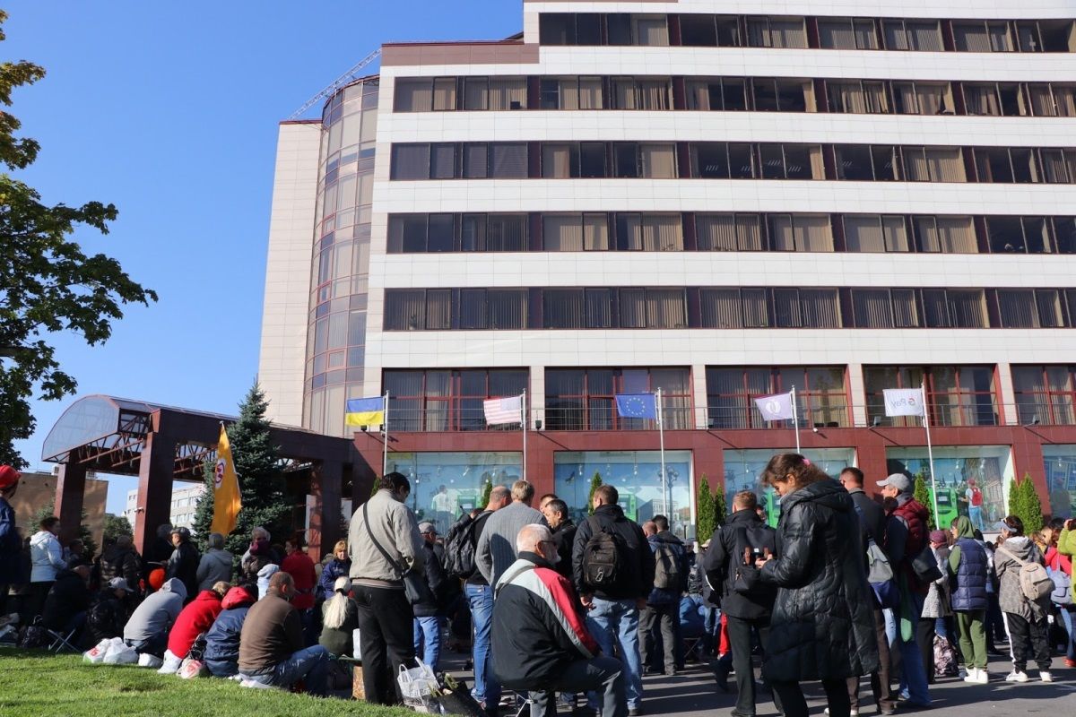 Шумный митинг под ПриватБанком в Днепре: К чему привело мировое соглашение Нацбанка с Коломойским 1