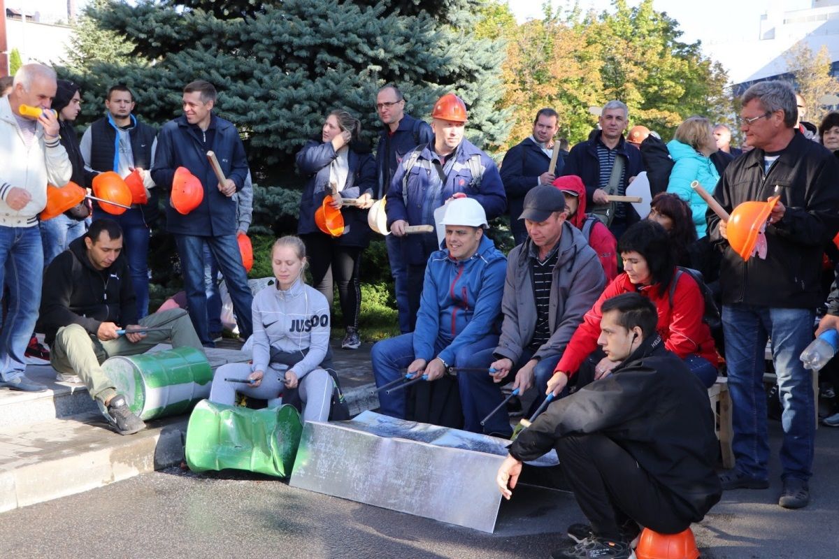 Шумный митинг под ПриватБанком в Днепре: К чему привело мировое соглашение Нацбанка с Коломойским 3