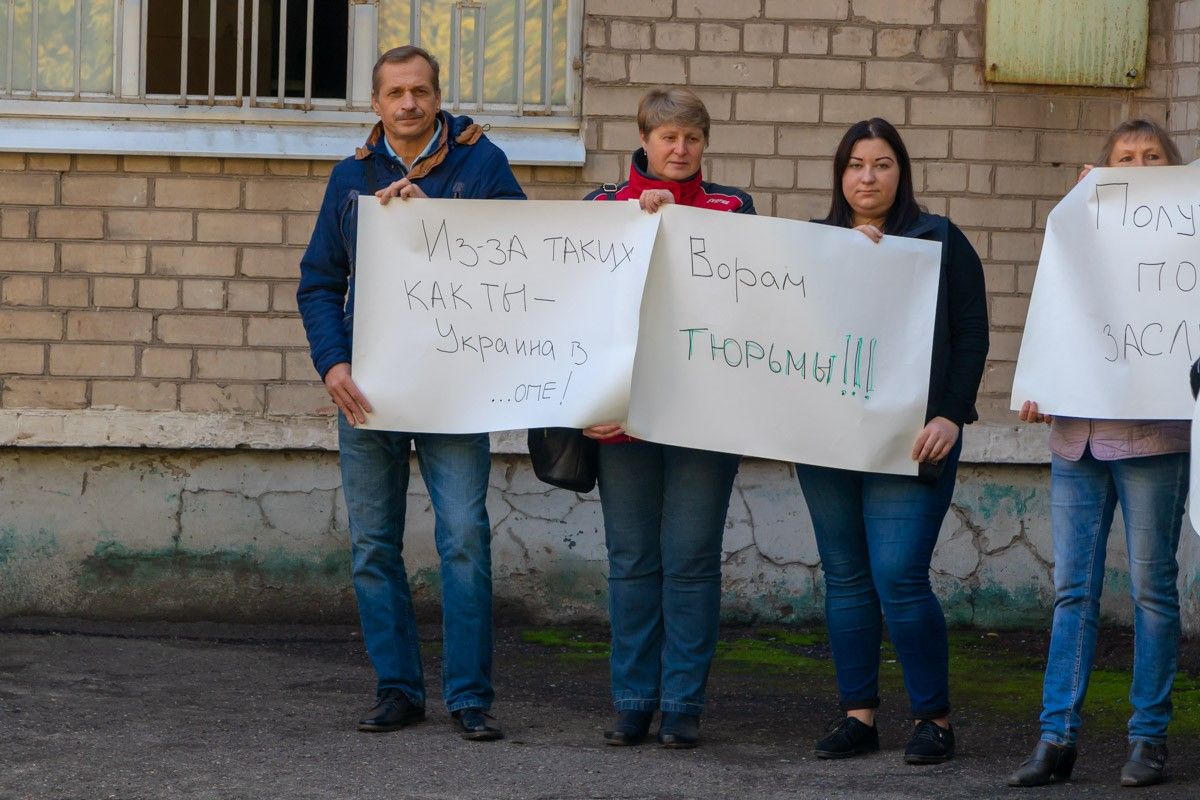 Работники завода устроили мирный протест