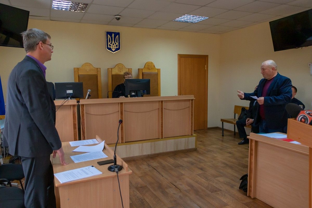 Прокуратура просила для всех троих содержание под арестом