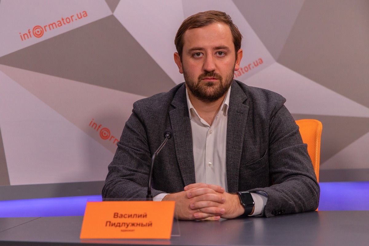 По словам Василия Пидлужного принятие постановления №823, является элементарным невыполнение решения суда об отмене постановления №295