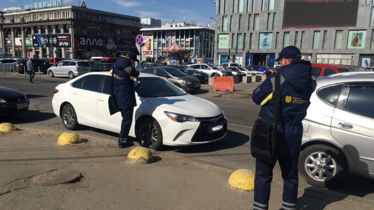 Миллион за миллионом: сколько в Днепре заплатили штрафов за неправильную парковку