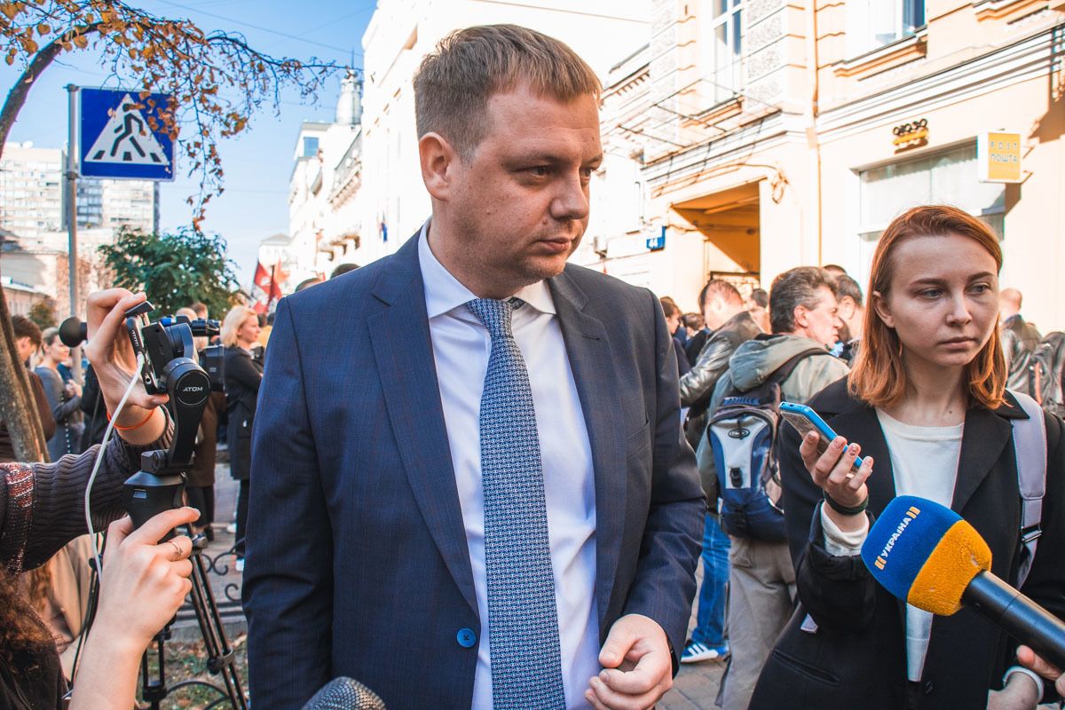 Хозсуд Киева остановил рассмотрение дела Коломойского против ПриватБанка 4