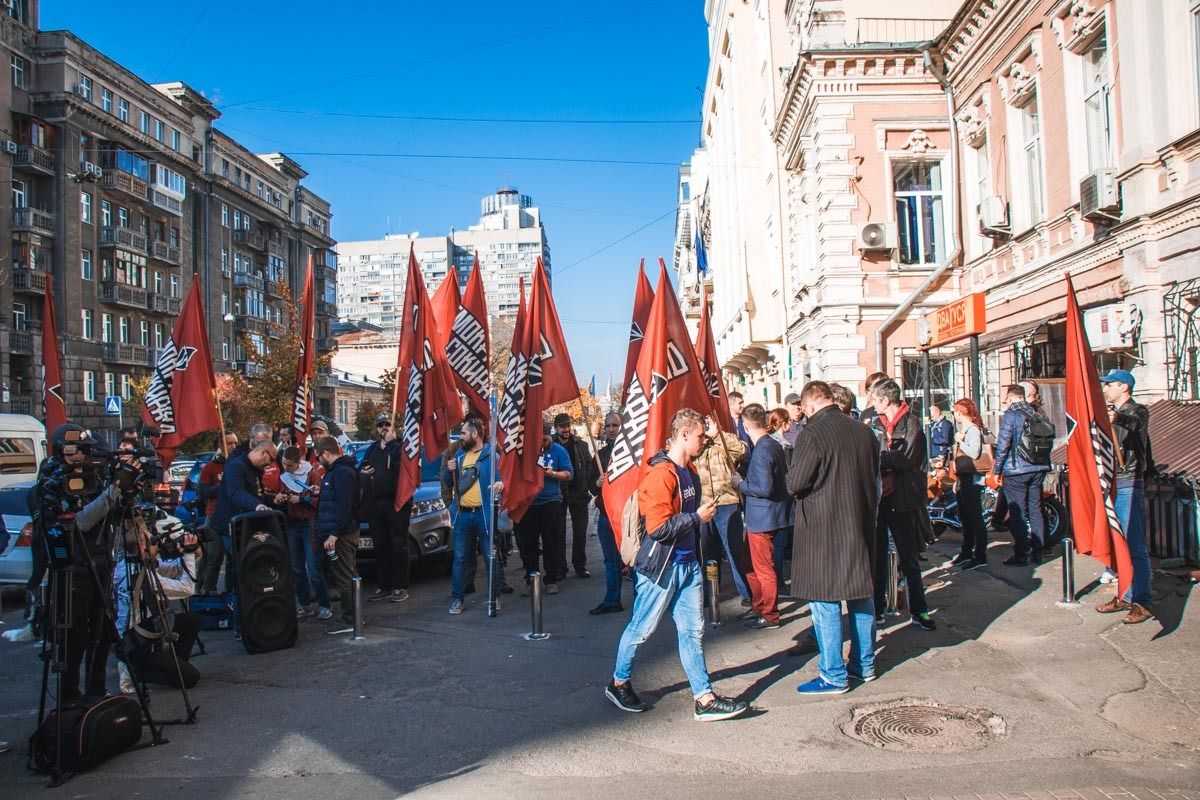 Хозсуд Киева остановил рассмотрение дела Коломойского против ПриватБанка 6