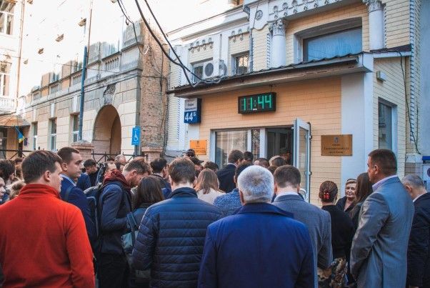 Хозсуд Киева остановил рассмотрение дела Коломойского против ПриватБанка 8